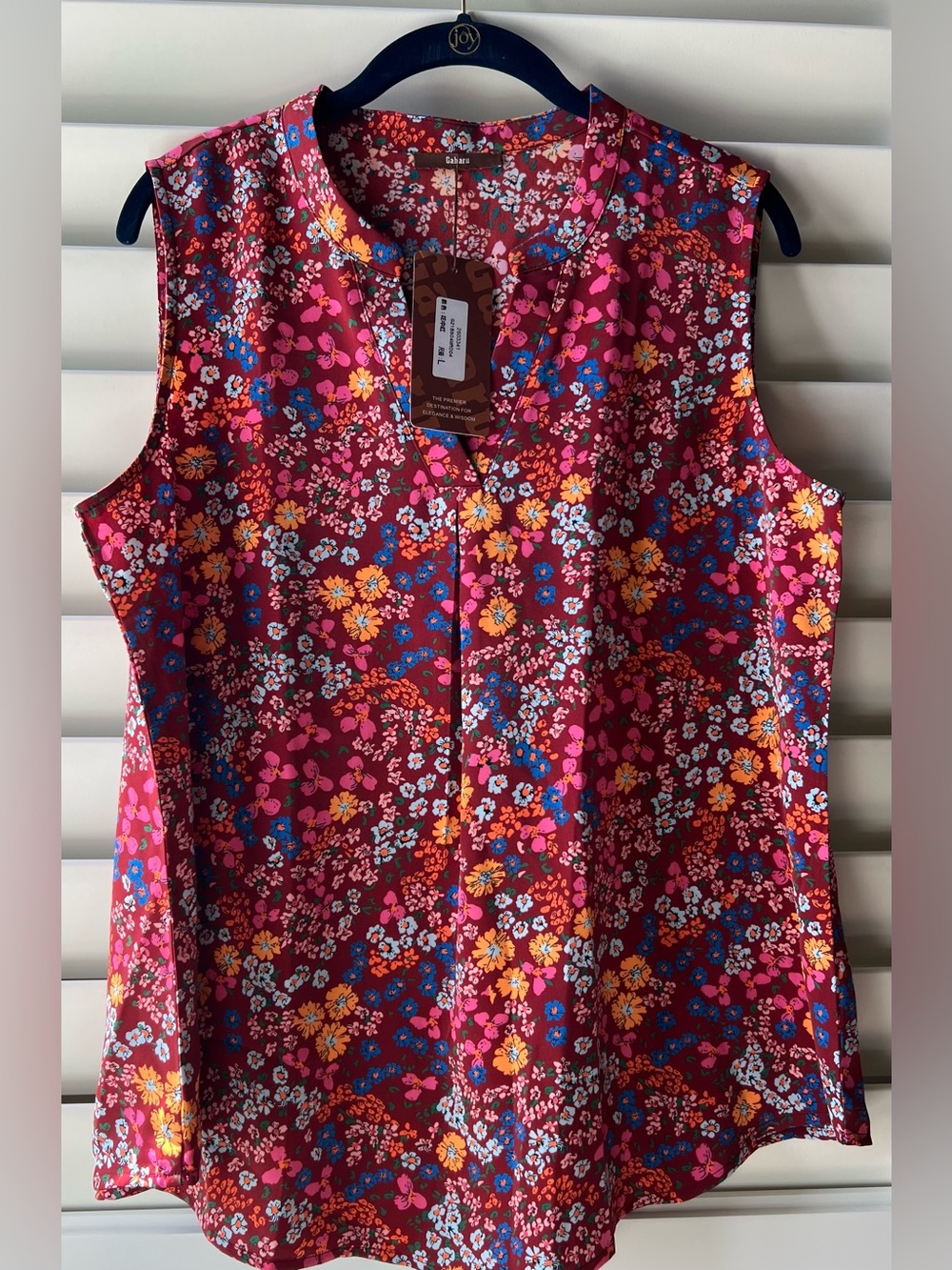 Gaharu Large New With Tags Sleeveless Floral V-Neck Shell - Raspberry Floral